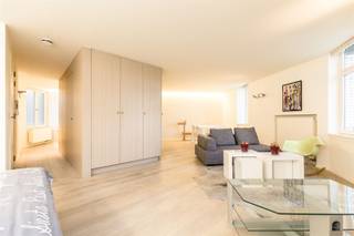 <p>Ingerichte flat in karakteristiek pand op het hippe Zuid. </p><p>De gemeubelde studio van 63 m² is gelegen aan de Bolivarplaats en het Nieuwe Justitiepaleis, de nieuwe hotspot aan het Antwerpse Zuid. Een locatie op de grens van de gegeerde wijken Antwerpen Zuid, Nieuw Zuid en de Brederode-wijk. Openbaar vervoer stopt voor de deur en tevens direct aan verschillende invalswegen. Op wandelafstand van de vernieuwde Troonplaats met gezellige terrasjes, restaurants en cafés. Gelegen op de 4e verdieping van een kleinschalig gebouw met kantoor en 3 luxe studio's.</p><p>•    Gemeubelde studio<br />•    All-in kosten: € 290 (onderhoud en elektriciteit gem. delen, forfait voor privatief verbruik verwarming, elektriciteit en water + maandelijkse kuisbeurt)<br />•    EPC label B</p><p>Aan de voorzijde, met 11 m gevel, bevindt zich de grote leefruimte met ingerichte open keuken, veel ingemaakte kasten en open slaapkamer. De hal met apart toilet verbindt de leefruimte met de badkamer. De badkamer omvat een ligbad met douche, een wastafel en aansluiting voor wasmachine.</p><p>Interesse? <br />Gelieve uw gegevens in te vullen onderaan de advertentie bij de bezoekaanvraag op onze website www.sinjoor.be. De dossierverantwoordelijke zal nadien zo snel mogelijk contact met u opnemen.</p><p><span><span> </span></span></p>