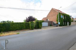 Breng een bezoek aan deze heel goed onderhouden open bebouwing, voorzien van een inkomhall, gezellige leefruimte bestaande uit een zitplaats, eetplaats en ontspanningshoek met zicht op de onderhoudsvriendelijke tuin en terras. Achteraan vinden we een leefkeuken met aangrenzende koele berging/wasplaats. Verder is er een gastentoilet, een grote garage met automatische sectionaalpoort en een kelder. Op het verdiep treffen we 2 slaapkamers , een bureau en een absolute top badkamer met meubel, toilet, bad en inloopdouche! De zolder is recent omgetoverd tot 1 grote kamer en een dressing/berging. Het terras is gedeeltelijk overdekt en de aangelegde tuin heeft een tuinberging en een serre. Recent is de gehele bovenverdieping gerenoveerd en werden airco's geplaatst op alle kamers en zijn automatische rolluiken voorzien. Deze woning beschikt ook over zonnepanelen en cv op aardgas. Topper ! Voor meer inlichtingen of een bezoek, contacteer Veronique 0483/676579