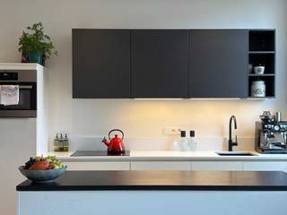 IN OPTIE<br /><br />Charmant duplex appartement met terras in rustige, centrale buurt<br /><br />Ontdek dit gezellig 1-slaapkamer duplex appartement met ruim terras, gelegen in een rustige, gezinsvriendelijke omgeving vlak bij het bruisende stadsleven. Dankzij de ideale ligging woon je op wandel- en fietsafstand van het centrum en het Zuid, met tal van winkels, bakkers, slagerij en gezellige barretjes om de hoek. De perfecte balans tussen stedelijke levendigheid en buurtse rust.<br /><br />Het appartement bevindt zich in een recent gerenoveerd pand vol karakter en charme, volledig conform de huidige normen en met een gunstig EPC-label B.<br /><br />Binnenin vind je een lichte leefruimte met open keuken, ideaal voor wie houdt van gezelligheid en openheid. De keuken is praktisch ingericht en sluit naadloos aan op de leefruimte. Via de trap bereik je de slaapverdieping — een knusse, private plek die de duplex-indeling extra karakter geeft.<br /><br />Het ruime terras is een absolute troef. Dankzij de gunstige oriëntatie geniet je van zon in de ochtend en een gezellige sfeer in de avond — perfect voor ontbijt in de zon of een drankje na het werk.<br /><br />Kortom: dit appartement combineert authentieke charme met hedendaags comfort op een toplocatie in Antwerpen. Ideaal voor starters, koppels of wie op zoek is naar een rustige thuis in de stad.