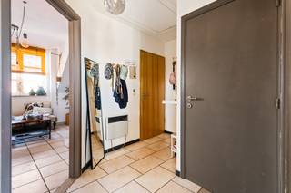 Dit gezellige dakappartement is gelegen op de tweede verdieping van een kleinschalig gebouw in Broechem.<br /><br />Bij het binnenkomen word je verwelkomd in een inkomhal met apart gastentoilet.<br /><br />Vervolgens kom je in terecht in de lichtrijke leefruimte met open keuken. Aansluitend bevindt zich een berging met aansluiting voor een wasmachine. <br /><br />Het appartement beschikt over twee slaapkamers (8m² / 11m²), die beide directe toegang bieden tot het aangename zuidwest georiënteerde terras (27m²), ideaal om te genieten van de namiddag- en avondzon.<br /><br />Daarnaast is er nog de badkamer.<br /><br />Troeven:<br />+ Centrale locatie, nabij winkels, scholen en openbaar vervoer<br />+ Zonnig terras achteraan<br />+ Kleinschalig gebouw<br />+ Dakappartement met veel lichtinval<br />+ Airco aanwezig<br /><br />Interesse in dit tof dakappartement? Contacteer ons via 03 337 50 70 of info@vbvastgoed.be voor een afspraak ter plaatse of meer info.
