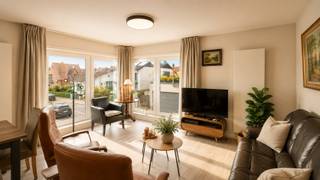 Mooi gerenoveerd appartement in een verzorgd gebouw nabij de Bondgenotenlaan te Heist-aan-Zee. Het appartement omvat 2 volwaardige slaapkamers en geniet van een open en aangenaam zicht. Asbestveilig - Energielabel B. <br /><br />De ligging is uitstekend met alle voorzieningen als het station, de markt, alle winkels en het strand binnen wandelafstand. <br /><br />Indeling: Inkomhal, een gezellige woonkamer met veel lichtinval en een open en ingerichte keuken met eeteiland. Naast de keuken een terrasje. Verder twee volwaardige slaapkamers en een ingerichte badkamer met inloopdouche. Apart toilet en bergruimte aanwezig. <br /><br />Er is een gemeenschappelijke fietsenberging toebehorende aan het gebouw en een privatieve kelderberging. <br /><br />Bezoeken? Contacteer Willem Cauwels op tel 050.89.27.70