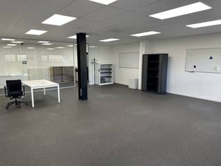 Ruime en strategisch gelegen bedrijfsruimte van 72 m² in het hart van Hoeselt.Bent u op zoek naar een ruime en flexibele locatie voor uw...