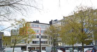<strong>KIJKDAG MAANDAG 21 SEPT (AVOND) - Enkel op afspraak via stephanie@immodelestre.be. </strong><br />Erg ruim app. (125 m²), gelegen op een toplocatie met zicht op het gekende Kanunnik Colinetplein Aalst in een rustige Residentie. Makkelijk bereikbaar en toch een ‘groen, open uitzicht’ maken van deze ligging dan ook de ideale uitvalsbasis.<br />Winkels, horeca, openbaar vervoer bevinden zicht op wandelafstand. Ook de supermarkten van de diverse grote ketens liggen binnen een straal van minder dan 2 kilometer. De indeling is als volgt: inkomhal met vestiaire, ruime leefruimte met parket, ingerichte keuken, twee ruime slaapkamers, afzonderlijk toilet, bergruimte met plaats voor wasmachine, terras aan de achterzijde. In de kelder is nog een erg ruime berging dewelke begrepen is in de huurprijs. Beschikbaar: onmiddellijk. De maandelijkse huurprijs bedraagt 845 euro. Gemeenschappelijke kosten: 50 euro (provisie). Voorschot verwarming: 100 euro. Optioneel mogelijk om een nabijgelegen garage te huren aan 93 euro per maand.  Verder is er een ruime parking voor de deur of in de nabijgelegen ‘Kroon Parking’.