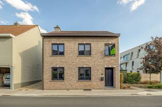 <p><span>Prachtig gerenoveerde woning met 4 slaapkamers en een showroom in Bornem!</span></p><p><span>Gunstig gelegen met dagelijkse voorzieningen op korte afstand en een vlotte verbinding naar belangrijke invalswegen.</span></p><p><span> </span></p><p><span>Ben jij op zoek naar een uitzonderlijk ruime, instapklare woning die comfortabel wonen en werken naadloos combineert?</span></p><p><span>Met maar liefst </span><span>232m²</span><span> (cfr. EPC) en een grondige, </span><span>recente renovatie</span><span> biedt dit pand een uniek ruimtegevoel en eigentijds wooncomfort.</span></p><p><span> </span></p><p><span>Bij het betreden van de woning kom je via de inkomhal in de </span><span>ruime leefruimte</span><span> dewelke geniet van </span><span>veel natuurlijke lichtinval</span><span>. Dankzij de gesloten indeling geniet je hier veel van rust en gezellige sfeer.</span></p><p><span>Vanuit de leefruimte loop je door naar de</span><span> volledig ingerichte keuken</span><span>, voorzien van alle toestellen, inclusief extra waterfilter voor zuiver drinkwater, en met ruim voldoende plaats voor een </span><span>gezellige eetruimte</span><span>.</span></p><p><span>Via de grote schuifdeur stap je zo vanuit de keuken het </span><span>uitnodigende, zonnige terras en de diepe tuin</span><span> op.</span></p><p><span>Op het gelijkvloers is er een </span><span>apart gastentoilet</span><span> aanwezig.</span></p><p><span> </span></p><p><span>Op de </span><span>1ste verdieping</span><span> bevinden zich de </span><span>3 volwaardige slaapkamers</span><span>.</span></p><p><span>De strak </span><span>afgewerkte badkamer</span><span> is voorzien van een inloopdouche, dubbele wastafel en toilet. Hier is ook een </span><span>aansluiting voor wasmashine en droogkast </span><span>voorzien die esthetisch in een kast is weggewerkt.</span></p><p><span> </span></p><p><span>Op de </span><span>2de verdieping </span><span>bevindt zich de </span><span>ingerichte zolderkamer. </span><span>Deze ruimte vormt een prachtige </span><span>vierde slaapkamer</span><span> of kan dienstdoen als thuisbureau.</span></p><p><span>Aansluitend op de zolderkamer is er een </span><span>praktische berging</span><span> aanwezig.</span></p><p><span> </span></p><p><span>In de tuin bevindt zich een </span><span>hoogwaardige commerciële ruimte</span><span>. Deze beschikt over een </span><span>eigen toegang</span><span> en biedt een waaier aan </span><span>professionele mogelijkheden</span><span>. </span></p><p><span>Deze ruimte vormt de ideale basis voor het uitoefenen van een vrij beroep of een zelfstandige activiteit.</span></p><p><span>Om de veiligheid extra te waarborgen is het eigendom uitgerust met een</span><span> beveligingscamerasysteem</span><span>.</span></p><p><span>De oprit beschikt over een </span><span>laadpaal voor elektrisch laden</span><span> en voor optimaal dagelijks comfort zijn alle ramen voorzien van </span><span>vliegenramen</span><span> en is de woning uitgerust met </span><span>een waterontharder.</span><span> </span></p><p><span>Tenslotte is er een </span><span>kelderberging</span><span> beschikbaar.</span></p><p><span> </span></p><p><span>Troeven:</span></p><ul><li><span>EPC B</span></li><li><span>Volledig gerenoveerd en instapklaar</span></li><li><span>232m²</span></li><li><span>4 slaapkamers</span></li><li><span>Commerciële ruimte/ showroom</span></li><li><span>Beveiligingscamerasysteem</span></li><li><span>Ruim terras en tuin</span></li></ul><p><span> </span></p><p><span>Heb jij interesse in deze woning of wen je een vrijblijvend advies met gratis schatting van uw eigendom? Neem gerust contact met ons op! </span></p><p><span> </span></p><p><span>Jessica Wojcik</span></p><p><span><span>Jessica@homeforyou.be</span></span></p><p><span>+32 488 24 97 20</span></p><p><span>7/7 bereikbaar</span></p>