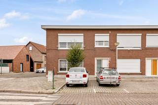 <strong>🏡 TE KOOP IN LIER | Guldensporenlaan 88</strong><br /><br /><strong>Gebouw bestaande uit 2 appartementen op een gunstige locatie, vlak bij het centrum!</strong><br /><br />Op zoek naar een investering op een praktische en vlot bereikbare locatie in Lier?<br />Dit gebouw aan de Guldensporenlaan combineert comfortabel wonen met alle dagelijkse voorzieningen binnen handbereik.<br /><br />Dankzij de gunstige ligging aan de stadsrand bevinden het station, scholen, winkels en openbaar vervoer zich op wandelafstand.<br />Ideaal voor wie graag alles dichtbij heeft!<br /><br /><strong>Gelijkvloers appartement:</strong><br /><strong>Indeling</strong>: inkomhal, woonkamer, keuken, badkamer en 1 slaapkamer.<br /><strong>Technisch:</strong> EPC: 255 kWh/m²/jaar = energielabel C.<br /><br /><strong>Appartement 1ste verdieping:</strong><br /><strong>Indeling</strong>: inkomhal, woonkamer, keuken, berging, badkamer en 2 slaapkamers.<br /><strong>Technisch:</strong> EPC: 219 kWh/m²/jaar = energielabel C.<br /><br /><strong>Extra troef</strong>:<br />Er bestaat de mogelijkheid om het aangrenzende garagegebouw afzonderlijk bij aan te kopen voor € 45.000.<br />Een interessante extra voor wie op zoek is naar bijkomende parkeer- of opslagruimte.<br /><br /><strong>Ontdek dit gebouw online!</strong><br />Bekijk de foto's en interactieve grondplannen op onze website:<br />🌐 www.wijns.be<br /><br /><strong>Interesse?</strong> Neem vandaag nog contact met ons op!<br />Wil je graag meer informatie of het gebouw ter plaatse ontdekken? Wij helpen je met plezier verder.<br />📱 0473/33 33 33<br />✉️ philip@wijns.be<br />
