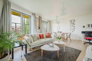 <strong>Ligging</strong><br /><br />Rustig gelegen in de Henri-Joseph Reystraat <strong>aan de Schelde </strong>nabij<strong> het Zuipark</strong> te Gent. Een makkelijke verbinding met het openbaar vervoer alsook de R4/E40/E17.<br /><br /><strong>Indeling</strong><br /><br />De <strong>penthouse</strong> bevindt zich in de <strong>Residentie Bellevue</strong> op het <strong>4de verdiep</strong> en bestaat uit: een inkomhal met vestiaire, een lichtrijke woonkamer met directe toegang naar het <strong>zuidgericht hoekterras</strong>, een volledig ingerichte open keuken met berging, een ruime slaapkamer met dressing en toegang naar het hoekterras alsook een badkamer met bad/lavabo/wc met <strong>toegang naar het tweede terras</strong>.<br /><br />Mogelijkheid tot aankoop van een autostandplaats.<br /><br /><strong>Troeven</strong><br /><br />- EPC A<br />- Ligging<br />- <strong>Vrij bij akte</strong><br />- Dakappartement<br />- Zuidgericht hoekterras<br /><br />Voor inlichtingen en/of bezoek, bel Guillaume Delbecque <strong>0472 25 70 76</strong>
