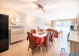 <p><strong>Koksijde-Bad, Residentie Pablo II, Zonnig appartement met 2 slaapkamers, 2e verdieping met lift.</strong></p>
<p>Bestaande uit: ruime inkomhall, mooie zonnige woonkamer met toegang tot het balkon, open en modern ingerichte keuken en afzonderlijke berging, badkamer met douchebad en dubbele wastafel in meubel, afzonderlijk toilet en 2 slaapkamers. Het appartement is volledig betegeld en individuele centrale verwarming is op gas (nieuwe ketel). Privatieve kelder inbegrepen in de prijs en gemeenschappelijke fietsenstalling in de residentie. Zeer gunstig EPC-label A!<br /><br /><strong>Het mooie appartement wordt bemeubeld verkocht en is perfect gelegen op enkele stappen van de Zeedijk en het commerciële centrum! </strong>Beschikbaar aan de notariële akte.</p>