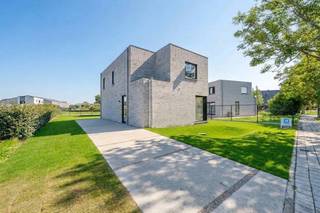 Ontdek het kleinschalig en hedendaags woonproject op de hoek van de Polderstraat en de Weldadigheidstraat in Oostduinkerke-Dorp. Deze alleenstaande nieuwbouwwoning werd gebouwd met een focus op licht, ruimte en energiezuinigheid. Gelegen in een rustige en centrale buurt, bevindt deze woning zich op wandelafstand van scholen, sportfaciliteiten en Golf ter Hille. De uitgestrekte duinen liggen vlakbij voor wie de natuur opzoekt, en Oostduinkerke-Bad bereik je moeiteloos met de fiets in slechts 10 minuten.<br /><br /><strong>Indeling van de woning: </strong><br />Gelijkvloers: inkomhal met gastentoilet, lichtrijke leefruimte met open keuken, bureauhoek, ruime wasplaats en extra keukenberging. <br />Eerste verdiep: nachthal met apart toilet, 3 ruime slaapkamers (14m², 11m² en 13m²) , badkamer met ligbad, inloopdouche en dubbele wastafel alsook extra bergruimte. <br /><br /><strong>Extra troeven: </strong>
<ul>
<li>Totale grondoppervlakte van 656m²</li>
<li>Zonnige tuin die volledig wordt afgewerkt met oog voor detail; </li>
<li>Volledig geschilderd en voorzien van verlichting; </li>
<li>Energiezuinige woning; </li>
<li>Lucht-water warmtepomp; </li>
<li>Hoogwaardige afwerking. </li>
</ul>
Interesse in deze prachtige woning te Oostduinkerke? Aarzel zeker niet om contact op te nemen!