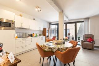 <hr />
<p><strong>Te koop: 5 verhuurde serviceflats in Residentie Coost</strong></p>
<p>Bent u op zoek naar een zorgeloze vastgoedinvestering met een bewezen rendement? Dan is deze unieke opportuniteit iets voor u. In Residentie Coost worden vijf volledig verhuurde serviceflats als één investeringspakket aangeboden, goed voor onmiddellijke huurinkomsten.</p>
<p>Elke serviceflat beschikt over een lichtrijke leefruimte, een volledig uitgeruste keuken, een aparte slaapkamer, een badkamer en een privéterras. De appartementen bieden bewoners alle comfort, privacy en zelfstandigheid in een veilige woonomgeving.</p>
<p>Residentie Coost beschikt over diverse gemeenschappelijke faciliteiten, waaronder een restaurant, wassalon, professionele ondersteuning en tal van sociale activiteiten. Dankzij deze uitgebreide dienstverlening en de bestaande wachtlijst blijft de vraag naar deze woonvorm bijzonder groot.</p>
<p>De residentie is gevestigd in een karaktervol beschermd erfgoedgebouw waar authentieke charme werd gecombineerd met hedendaags wooncomfort. Dit maakt het niet alleen een aangename woonomgeving, maar ook een duurzame investering.</p>
<p><strong>Troeven:</strong><br />• 5 volledig verhuurde serviceflats<br />• Onmiddellijke huurinkomsten<br />• Bewezen en stabiel rendement<br />• Grote vraag dankzij wachtlijst<br />• Privéterras en aparte slaapkamer in elke flat<br />• Uitgebreide gemeenschappelijke faciliteiten<br />• Gelegen in een beschermd erfgoedgebouw</p>
<p>Interesse in deze interessante investeringsopportuniteit? Neem contact op met uw ERA-makelaar voor meer informatie of een persoonlijk gesprek.</p>
