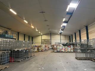 Deze functionele magazijnruime van +/- 800 m² is toegankelijk via een automatische sectionale poort (4,90B x 4,50H) en beschikt over een nieuw geïsoleerd dak sinds 2025.<br /><br />De vrije hoogte tussen 6 en 8 meter zorgt voor efficiënte opslagmogelijkheden en het plaatsen van racks. Er is een elektrisch vermogen van 100 ampère aanwezig op de site.<br /><br />Het terrein is volledig verhard en voorzien van parkeergelegenheid aan de voorzijde en zijkant, voldoende manoeuvreerruimte.<br /><br />Gelegen nabij het centrum van Meulebeke en Tielt, op amper 4 km van de Brugsesteenweg (N50) en op slechts 5 km van de Pittemsesteenweg (N37) met een vlotte verbinding naar de E403 op- en afrit 8 Roeselare-Beveren. <br /><br />Contacteer<strong> </strong>PANORAMA B2B voor bijkomende inlichtingen, plannen of een vrijblijvend plaatsbezoek op 05 300 800.