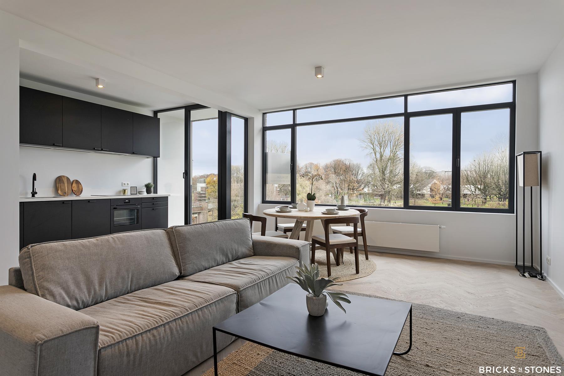 Ruim gerenoveerd 2-slaapkamer appartement met prachtig zicht - foto 2