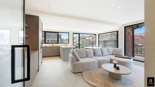 Prachtig gerenoveerd duplex appartement op de hoek van de Bayauxlaan en Leopoldlaan dicht bij de Lippenslaan in een kleinschalige residentie.<br />Inkom met berging en gastentoilet, zeer ruime lichtrijke leefruimte met volledig uitgeruste open keuken die uitgeeft op het royale terras. Ruime slaapkamer uitgevend op het terras met ensuite badkamer.<br />Op het verdiep bevinden zich nog 2 slaapkamers , toilet en ensuite badkamer.<br />Door de uitstekende oriëntatie van de 2 terrassen ( west zijde en zuidzijde) geniet u van de ganse namiddag van de zon en een aangenaam zijdelings zeezicht.<br />Het appartement is uitgerust met een warmtepomp en airco in de leefruimte én de slaapkamers.<br />Mogelijkheid tot aankoop van een autostaanplaats in de nabije omgeving.