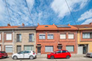 Ruime woning te Heule met 3 slaapkamers en ruime tuin.De inkomhal brengt je naar de zeer ruime leefruimte, die verbonden is met de keuken en...