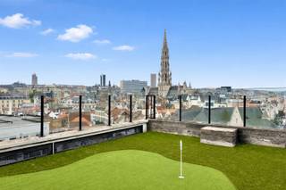 <p>Aankoop met erfpacht: u koopt de constructie maar u pacht (huurt) de grond van de grondeigenaar voor 3.982€ per jaar.</p><p>Super exclusieve, gemeubelde en smaakvol ingerichte penthouse, met golf putting green op het imposante terras van 130 m², ideaal gelegen op een AAA-locatie! Dit uitzonderlijke eigendom, opgeleverd in 2014, met een netto bebouwde oppervlakte van 225 m² (inclusief terras), bevindt zich op de zevende verdieping in de perfect onderhouden en trendy residentie “Brussels Square” ingedeeld als volgt: een inkomhal met gastentoilet en inbouw vestiairekast, een majestueuze en gezellige woonkamer met een totaal ingerichte Amerikaanse keuken die toegang geeft tot het riante zonneterras, een nachthal, twee volwaardige slaapkamers waarvan één met private dressing en twee badkamers met een tweede toilet. Uitzonderlijke ligging: Pal gelegen in het hartje van onze Europese hoofdstad, op enkele stappen van de Grote Markt, het Manhattan Center, de Nieuwstraat, de Dansaertwijk met zijn stijlvolle boetiekjes en nabij metro station Brouckère. Na een drukke werkdag herbronnen op de putting green met uniek zicht op de Brusselse skyline? Contacteer Frederik vrijblijvend voor meer informatie of een eerste bezoek: frederik@immo-time.be.</p>