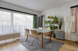 <p>Te koop: instapklaar appartement met 3 slaapkamers in Mechelen, op wandelafstand van winkels, horeca en openbaar vervoer.</p><p><br /></p><p>Dit appartement combineert een verzorgde afwerking met conforme attesten, waardoor u zonder zorgen kunt verhuizen. Gelegen in het bruisende centrum van Mechelen, geniet u van alle stedelijke voorzieningen binnen handbereik. Bovendien is er een autostaanplaats beschikbaar bij aankoop voor € 20.000, wat het comfort compleet maakt.</p><p><br /></p><p>Belangrijkste ruimtes:<br />• Woonkamer met airco en veel lichtinval<br />• Keuken met dubbele spoelbak, vaatwasser, dampkap, oven en inductiekookplaat<br />• Drie slaapkamers<br />• Badkamer met inloopdouche, wastafel in meubel en aansluiting voor wasmachine<br />• Apart toilet met handenwasser<br />• Inkomhal<br />• Terras<br />• Kelder</p><p><br /></p><p>Troeven:<br />• Instapklaar met conforme attesten<br />• Centrale ligging in Mechelen<br />• Mogelijkheid tot aankoop van autostaanplaats (€ 20.000)</p><p><br /></p><p>Neem vandaag nog contact op met uw ERA-makelaar voor een bezoek.</p><p><br /></p><p>JOUW DROOMAPPARTEMENT. ZO GEVONDEN!</p>