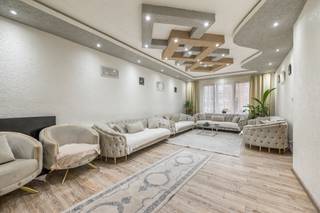 <p>Ontdek deze gezinswoning in een aangename en rustige woonwijk van Wilrijk, gelegen aan de Daniël Herreynslaan. De woning ligt op een centrale, maar groene locatie, in de nabijheid van winkels, scholen, parken en openbaar vervoer — ideaal voor gezinnen die comfort en bereikbaarheid willen combineren.<br /><br />Indeling: <br />- GLV: bij binnenkomst tref je een lichte en gezellige woonkamer aan de voorzijde, perfect om te ontspannen met het hele gezin. Achteraan bevindt zich de ruime keuken met voldoende plaats voor een eetgedeelte. Van hieruit heb je toegang tot de aangename tuin, een ideale plek om te genieten van zonnige dagen. Verder is er een praktische kelder voor extra bergruimte en een apart toilet op het gelijkvloers.<br /><br />- 1steV: de bovenverdieping beschikt over drie volwaardige slaapkamers. Hiervan heeft één slaapkamer een ensuite badkamer, wat zorgt voor extra comfort en privacy. Daarnaast is er nog een tweede, aparte badkamer.<br /><br />Een gezinswoning met alle hedendaagse comfort, gelegen in een aantrekkelijke buurt waar het aangenaam wonen is.</p>