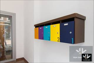 <strong><u>Instapklaar 2-slaapkamerappartement recht in het centrum van Hasselt - met 2 kelderbergingen! <br /><br />TROEVEN:</u></strong><br />- Energiezuinig: EPC label B! <br />- Elektrische installaties goedgekeurd tot 2047 <br />- 2 slaapkamers <br />- Centrumlocatie met alle voorzieningen binnen handbereik <br />- 2 kelderbergingen, waarvan eentje van maar liefst 17 m² <br /><br />Welkom in dit tof appartement in de Hasseltse Demerstraat, dé winkelstraat bij uitstek in het altijd levendige stadscentrum! Het appartement is gelegen op de tweede verdieping en bereikbaar via de centrale traphal of met de lift. De indeling omvat aan de straatzijde een ruime woonkamer, een geïnstalleerde keuken en een gezellig overdekt terras met zicht op de winkelstraat.<br />Centraal in het appartement is er de inkomhal, het toilet, de badkamer met ligbad en wastafel en een aparte berging/wasplaats. Aan de achterzijde tenslotte zijn er 2 slaapkamers die beiden toegang geven tot een tweede terras. Voor extra opslagruimte is er een zeer ruime en afsluitbare berging van maar liefst 17 m² in de kelderverdieping. Het appartement werd door de huidige bewoner volledig gerenoveerd waaronder laminaatvloeren, een moderne keuken, elektrische screens aan de voorzijde, en rolluiken aan de achterzijde, eveneens elektrisch. <br /><br />In het complex is er een gezamenlijke fietsenstalling voor de bewoners en voor de auto biedt de stad gratis bewonersparkeren voor 2 voertuigen aan in zone centrum, met uitbreiding naar enkele slagboomparkings in de nabije omgeving.<br /><br />Een instapklaar, tof appartement op een perfecte locatie voor diegene die ten volle van het stadsleven wenst te genieten of op zoek is naar een rendabele investering! René leidt je met veel plezier rond. 