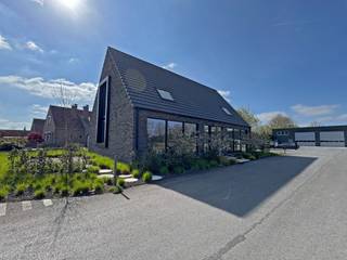 Modern en hoogwaardig afgewerkt kantoorgebouw van <strong>480 m²</strong>, inclusief 80 m² archiefruimte, gelegen op een strategische locatie met vlotte verbindingen naar de <strong>N60</strong> en <strong>E17</strong>.<br />De ruimte is ingedeeld in lichtrijke burelen dankzij grote raampartijen en Veluxen, en is uitgerust met een akoestisch vals plafond met geïntegreerde ledverlichting, HVAC, databekabeling, sanitair en een stijlvolle inkomhal. Bestaand high-end meubilair is inbegrepen.<br />De volledig verharde site biedt ruime parkeergelegenheid en manoeuvreerruimte. Groene omgeving en uitbreidingsmogelijkheden.<br /><br /><u><strong>Troeven:</strong></u>
<ul>
<li>480 m² (waarvan 80 m² archiefruimte)</li>
<li>Instapklaar en gemeubileerd</li>
<li>Veel natuurlijk licht</li>
<li>HVAC, ledverlichting, databekabeling</li>
<li>Ruime parking</li>
<li>Toplocatie met vlotte bereikbaarheid</li>
</ul>
<br /><br />Wenst u een bezoek in te plannen of wilt u meer informatie?<br />Contacteer vandaag nog <strong>Simon De goque</strong> op <u><em><strong>+32 473 37 55 50</strong></em></u> of <u><em><strong>simon.dg@kmovastgoed.be</strong></em></u>