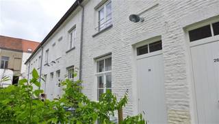 <p><span>GHENT - Voetweg 28: looking for </span><span>a renovated bell house with garden in convenient location for rent in Ghent?</span><span> Then this property is possibly something for you. </span></p><p><span> </span></p><p><span>The main assets in a nutshell: </span></p><ul><li><span>favorable location near Sint-Pietersplein</span></li><li><span>Renovated</span></li></ul><p><span> </span></p><p><span>Layout: </span></p><p><span>Fitted kitchen, bathroom with shower, washbasin and toilet, living space on the second floor and bedroom on the 2nd floor (roof). </span><span>Possibility to rent garage box (€80)</span><span>.</span></p><p><span> </span></p><p><span>Available from 01/04/2024. Domicile obligatory.</span></p><p><span>Rent: €775. EGW to be paid separately.</span></p><p><span> </span></p><p><span>Contact Axel Lenaerts estate agents for a visit: 09 245 24 24 or <span>gent@axellenaerts.be</span></span></p><p><span> </span></p>