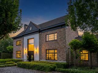 Prestigieuze villa met zwembad op 3.528 m² op toplocatie in ’s Gravenwezel.In een residentiële en groene omgeving in ‘s Gravenwezel vindt u deze...