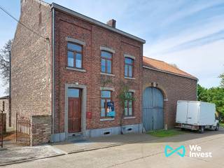 Gelegen op de taalgrens tussen Landen en Lincent bevindt deze oude hoeve zich aan het einde van een doodlopende straat, in een idyllische omgeving met een prachtig uitzicht over de velden. Administratief behoort de woning tot Vlaanderen, maar ze ligt fysiek op het grondgebied van Lincent. Ze zal liefhebbers van rust, authenticiteit en natuur zeker weten te bekoren. Het eigendom bestaat uit een woonhuis en een schuur van ongeveer 65 m², met onder andere een garage met automatische sectionaalpoort, ideaal voor een zelfstandige of vakman met veel materiaal om op te slaan. Let wel, aangezien de woning zich in landbouwzone bevindt, is de herbestemming van de schuur tot woonruimte zeer moeilijk.<br />Het woonhuis zal u verleiden met zijn hoge plafonds, zijn oude charme en zijn vele mogelijkheden. Op het gelijkvloers bevinden zich twee grote leefruimtes, een kitchenette en een badkamer met rechtstreekse toegang tot buiten. Op de verdieping zijn er twee ruime slaapkamers van 20 en 25 m² en een bureauruimte van 8 m². De bestaande trap leidt naar de zolder, die nog een mooi potentieel biedt voor extra inrichting naar wens.<br />Op technisch vlak is er geen centrale verwarming, het pannendak is niet geïsoleerd, de elektriciteit is niet conform en de houten ramen met dubbel glas zijn verouderd. De woning is echter in een zeer gezonde staat en vraagt vooral om een opfrissing. Een pand met veel karakter en potentieel, ideaal voor wie het landelijke leven zoekt in een rustige, groene omgeving met een unieke charme.<br />EPC : F - 1016 kWh/m² an - 20251030-0003717592-RES-1<br />goestinf voor een bezoek? 0499 38 93 42