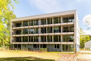 Dit prachtige appartement bevindt zich in een rustige, groene omgeving! Vanop de 3de verdieping geniet u van het mooie uitzicht, dit vanuit elke kamer.<br />Het appartement is gelegen in het groen en biedt dus veel rust, toch is het gelegen op fietsafstand van Mol en Dessel. In deze prachtige omgeving kan u genieten van de natuur en het water.<br /><br />Via de inkomhal komen we terecht in de lichtrijke leefruimte met open keuken. Deze is uitgerust met een vaatwasser, combi-oven, koelkast, inductiekookplaat, afzuigkap en voldoende opbergruimte. Aangrenzend bevindt zich de technische ruimte met opbergruimte. Via de leefruimte hebben we toegang tot het terras, hier kan u genieten van alle rust.<br /><br />In de nachthal vinden we een een berging met aansluiting voor wasmachine en droogkast. Via deze nachthal hebben we toegang tot de drie slaapkamers, het aparte toilet en de badkamer met inloopdouche en dubbel lavabomeubel. De slaapkamers hebben allemaal toegang tot het terras.<br /><br />Aan het gebouw zijn gemeenschappelijke parkeerplaatsen ter beschikking.<br /><br />Bijzonderheden:<br />* Energiezuinig<br />* Zonnepanelen<br />* Voldoende parkeergelegenheid<br />* Groot terras