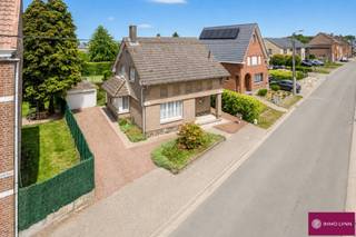 *Opnieuw te koop wegens het niet verkrijgen van de financiering.* Charmante woning met 3 kamers &amp; garage te Nederokkerzeel. Indeling gelijkvloers: inkomhal, woonkamer met eetplaats, keuken, toilet en berging/wasplaats. Op de 1ste verdieping: nachthal, 3 slaapkamers en badkamer met badkamermeubel met 1 lavabo, ligbad en toilet. Kelder en bergzolder aanwezig. Gezellige tuin (zuidwest georiënteerd) &amp; garage aanwezig. Rustig gelegen, op wandelafstand van scholen, openbaar vervoer en centrum Nederokkerzeel.
