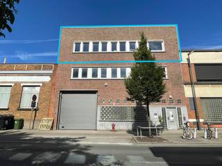 Espace de bureaux aménagé de +/- 168 m² à louer. Excellente accessibilité grâce à sa position géographique à seulement 9 minutes de l'autoroute R0 à la sortie 17 Bruxelles-Centre avec une connexion immédiate à l'E19 et à la Chaussée de Mons (N6). Accès facile par les transports en commun: la gare de Forest-Sud est à peine à 1,6 km. Plusieurs arrêts de bus et de tram sont également accessibles à pied. L'espace est situé au deuxième étage et est divisé en plusieurs bureaux. Il est également équipé d'une cuisine commune, de douches, de sanitaires, d'un ascenseur, d'un système de badge, ... Equipé également de 7 places de parking et d'un parking à vélos. Disponible à partir de septembre 2023. Contactez PANORAMA pour des informations complémentaires, des plans ou une visite de site sans engagement au 02 420 00 00.