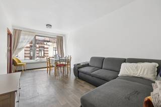 Op de grens tussen Sint-Joost-ten-Node en Schaarbeek, vlak bij het Armand Steurs-plein, kunt u dit appartement met 1 slaapkamer van 67 m² ontdekken, gelegen op de 3e verdieping van een klein mede-eigendom met slechts 5 woningen, met zeer lage gemeenschappelijke kosten.<br /><br />Het appartement bestaat uit een inkomhal van ±5 m² met apart toilet en wastafel, een badkamer en een stookruimte/berging. Aan de straatkant wordt de woonkamer van ±20 m² verlengd door een keuken van ±7 m², waarvan de scheidingswand kan worden geopend om een mooie, gezelligere leefruimte te creëren. De keuken beschikt tevens over een bijkeuken/wasruimte van ±2 m², wat bijzonder praktisch is in het dagelijks leven.<br /><br />Aan de achterzijde biedt de slaapkamer van ±18 m² een bijzonder royale oppervlakte en profiteert van een rustigere omgeving.<br />Aluminium kozijnen met dubbele beglazing, individuele Vaillant-gascondensatieketel en EPC E+. Elektriciteit niet conform. Gemeenschappelijke kelder.<br /><br />Momenteel verhuurd voor 847,48 €/maand na indexering tot 2026; dit pand vormt een mooie kans voor een eerste aankoop of een investering in huurwoningen.<br /><br />Kosten: ±35 €/maand (verzekering, lift en elektriciteit voor de gemeenschappelijke ruimtes)<br /> <br /><b><u>Indeling</u>:</b>
<ul>
<li>67 m² – 3e verdieping</li>
<li>1 slaapkamer van ±18 m²</li>
<li>Woonkamer ±20 m²</li>
<li>Keuken ±7 m²</li>
<li>Bijkeuken/wasruimte ±2 m²</li>
<li>Hal ±5 m²</li>
<li>Badkamer</li>
<li>Aparte wc met wastafel</li>
<li>Stookruimte/berging</li>
</ul>
<p><b><u>Comfort & Technische voorzieningen</u>:</b></p>
<ul>
<li>Aluminium kozijnen met dubbele beglazing</li>
<li>Eigen atmosferische gasketel van Vaillant</li>
<li>EPB E+</li>
<li>Elektriciteit niet conform</li>
<li>Gemeenschappelijke kelder</li>
</ul>
<p><b><u>De troeven</u>:</b></p>
<ul>
<li>Klein mede-eigendom met 5 eenheden</li>
<li>Zeer lage gemeenschappelijke lasten</li>
<li>Verhuurd voor 847,48 €/maand (indexering 2026)</li>
<li>Ideaal als eerste aankoop of investering</li>
<li>Vlakbij het Square Armand Steurs</li>
</ul>