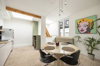 <p><span> </span></p><p><span>Op zoek naar een charmant huis in het historisch centrum, met véél licht en leuke ruimtes? Dan is dit karaktervolle pand in de Rozenstraat misschien wel jouw nieuwe thuis. Je krijgt hier instapklaar comfort én alles binnen handbereik.</span></p><p><span> </span></p><p><span>Karaktervol &amp; comfortabel</span></p><p><span>Je komt binnen in de inkomhal met een retro tegelvloer in grijs-wit hexagoon motief, die meteen charme uitstraalt. Achter de eerste deur ontdek je een multifunctionele ruimte op een lichte parketlaminaat, die perfect dienst kan doen als atelier of stockageruimte, maar evengoed als bureau, hobbykamer of zelfs als co-housing leefruimte. Er is een wastafel, een sierschouw in marmer én toegang tot de kelder (met stahoogte) via een luik voorzien. In de gang vind je nog een gastentoilet.</span></p><p><span> </span></p><p><span>Zalig wonen &amp; slapen</span></p><p><span>Op de eerste verdieping heb je een verrassend grote slaapkamer op witgeschilderde planchetten vloer, met ingemaakte rekkenwand. De ruimte baadt in het licht dankzij grote ramen en heeft een slim ingewerkte vensterbankkast met verwarming. Ensuite vind je een badkamer met houten vloer, rechthoekige wastafel, bidet, toilet en een volledig betegelde douche.</span></p><p><span>Een verdieping hoger ligt de gezellige woonkamer, opnieuw op een (deze keer opgeschuurde) houten planchetten vloer. De witte bakstenenmuur, open haardmantel in marmer en op maat gemaakte ingebouwde kasten zorgen voor sfeer en praktisch comfort. Het voelt hier warm, persoonlijk én huiselijk aan.  </span></p><p><span>Op de derde verdieping kom je in de grote, lichte keuken met trendy groene wandtegel, witte kasten, een dubbele spoelbak, kunststof werkblad, inductievuur, combi-oven, dampkap en ingebouwde vaatwasser. Dankzij de lichtkoepel en twee grote ramen heb je hier de hele dag natuurlijk licht. Ook is er ruimte voor een eettafel en zelfs een loungehoekje aan het raam.</span></p><p><span> </span></p><p><span>Leven in het hart van Antwerpen</span></p><p><span>Je woont hier in een rustige straat tussen de Ossenmarkt en het Eilandje, op wandelafstand van de universiteiten, Rooseveltplaats, het Centraal Station en de levendige Meir. Buurtwinkels, horeca en openbaar vervoer zijn overal vlakbij, maar dankzij de autoluwe straat is het hier verrassend stil.</span></p><p><span> </span></p><p><span> </span></p><p><span> </span></p>