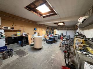 VLOT BEREIKBAAR OPSLAGMAGAZIJN Nabij het centrum is dit de ideale locatie voor opslag of kleine uit te voeren atelier werkjes.  142 m² opgedeeld in 2...