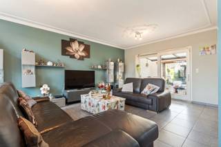 <p><span>Ruime woning met 5 slaapkamers op centrale ligging vlak bij Beringen centrum.</span></p><p><span> </span></p><p><span>Belangrijkste troeven:</span></p><p><span>- Centrale ligging</span></p><p><span>- Ruime woning</span></p><p><span>- Uitstekend onderhouden</span></p><p><span>- 5 slaapkamers</span></p><p><span>- Gelijkvloerse slaapkamer met badkamer</span></p><p><span>- Inpandige garage</span></p><p><span> </span></p><p><span>Bekijk zeker ook de grondplannen met de afmetingen. Zo krijgt u van thuis uit al een perfect beeld van wat deze woning te bieden heeft!</span></p><p><span> </span></p><p><span>Wenst u meer info of een vrijblijvende bezichtiging, contacteer dan ons kantoor op het nummer 011 85 15 15 en wij helpen u graag verder.</span></p>