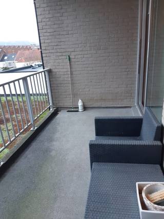 De comfortabele lift brengt u naar de tweede verdieping, waar dit aangename appartement zich bevindt. Via de stijlvolle inkomhal betreedt u de...