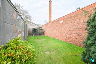 Ontdek deze ruime woning met drie slaapkamers, nabij centrum Izegem. De woning beschikt over een bewoonbare oppervlakte van 173m² (volgens EPC-attest), gelegen op een perceel van 215m². Centraal gelegen met een uitstekende bereikbaarheid dankzij de onmiddellijke nabijheid van de Rijksweg (N36) alsook het op- en afrittencomplex E403 Roeselare-Rumbeke. Indeling: Inkomhal met winkelruimte/leefruimte, woonkamer, aansluitend bevindt zich de keuken, extra bergruimte en de badkamer (recent vernieuwd - douche, wastafel en toilet). De eerste verdieping bestaat uit de nachthal en drie ruime slaapkamers. De zolder is te bereiken via een zolderluik in één van de slaapkamers en biedt nog heel wat mogelijkheden. De woning beschikt over een gezellige, eenvoudig te onderhouden tuin met tuinhuis. EPC F - renovatieverplichting van toepassing | Dakisolatie (45 mm XPS) | Decentrale verwarming op gas | Hoofdzakelijk enkele beglazing (houten schrijnwerk) - deels HR-beglazing (PVC) | Nabij centrum Izegem | Ideaal voor het uitoefenen van een zelfstandige activiteit. Margot organiseert voor deze woning de bezoeken, mits het maken van een afspraak.