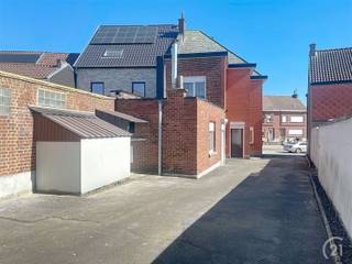 Gelegen in het centrum van Moerbeke, op wandelafstand van station, lagere school en winkels stellen wij u deze 3-gevelwoning voor met atelier...