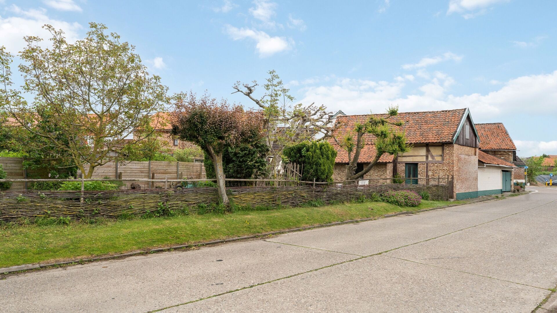Charming farmhouse with outbuildings, barns, and authentic garden in Heers - photo 2