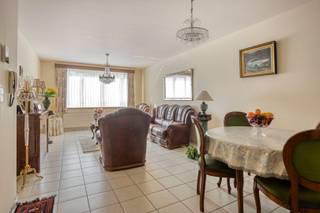 <strong>Gelijkvloers appartement met 1 slaapkamer en terras te koop in Hulst (Tessenderlo)</strong><br /><br />Nabij het Eikelplein in Hulst, vinden we dit leuke gelijkvloerse appartement. Het appartement heeft een centrale ligging, op wandel- en fietsafstand van een supermarkt, een bakkerij, een frituur en een lagere school. Het centrum van Tessenderlo, met meer winkels en horeca, is vlot bereikbaar. De oprit van de E313 bevindt zich op slechts enkele minuutjes rijden.<br /><br />Bij binnenkomst komen we binnen in de ruime leefruimte met open keuken (37,6m²). De keuken is voorzien van een kookvuur met dampkap, een microgolf en een koelkast. Achter de keuken is er een handige berging met aansluiting voor een wasmachine. <br /><br />Achteraan in het appartement bevinden zich de badkamer en de slaapkamer (13,6m²). De badkamer is voorzien van een ligbad en een lavabo.<br /><br />Verder heeft het appartement aan de achterzijde een leuk terras waar het heerlijk vertoeven is.<br /><br />De centrale verwarming gebeurt via radiatoren op aardgas. De berekende energiescore bedraagt 176 kWh/m²jaar wat resulteert in een energielabel B.<br /><br />Spreekt dit leuke, gelijkvloerse appartement jou aan? Contacteer ons via info@bosmanvastgoed.be voor meer info of een bezoek ter plaatse. Wij helpen je graag verder!