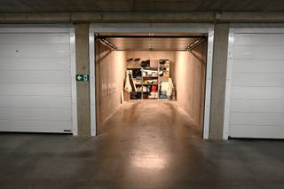 Betreft een ondergrondse garagebox in de gerenommeerde residentie 'Desclée' te Christus Koning.Het betreft een ruime box voorzien van een...