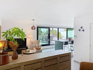 Op zoek naar een instapklaar appartement met een uitzonderlijk ruim terras? Dan is dit prachtige appartement op de eerste verdieping beslist een bezoek waard.<br />Gelegen langs een vlotte invalsweg geniet u van een uitstekende bereikbaarheid, terwijl de achterzijde van het appartement verrassend rustig is met beperkte inkijk.<br />Via de oprit bereikt u zowel de garagebox als de gemeenschappelijke fietsenberging. De garagebox is bovendien inbegrepen in de vraagprijs.<br />U betreedt het appartement via een verzorgde inkomhal met gastentoilet. De leefruimte sluit aan op de luxueus uitgeruste open en grote keuken met kookeiland, het hart van de woning. Dankzij het indrukwekkende schuifraam vloeien binnen- en buitenruimte naadloos in elkaar over en bereikt u het zonnige terras van maar liefst 40 m² – een absolute meerwaarde! <br />Verder beschikt het appartement over twee slaapkamers, een stijlvolle badkamer met zowel een inloopdouche als een ligbad en een praktische wasplaats. <br />Ook op praktisch vlak scoort dit appartement uitstekend. De aanwezige zonnepanelen zorgen voor een lagere energiefactuur, terwijl de gemeenschappelijke kosten bijzonder beperkt blijven. Stedenbouwkundige inlichtingen en bodemattest in aanvraag.