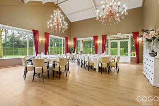 Verzorgd feestzalencomplex met parking en woonst op 5.851m².Het gekende Molenhof nabij het centrum van Brecht bevindt zich op een rustige en goed...