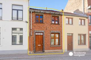 Midden in het historische centrum van Brugge, bevindt zich deze rijwoning met twee ruime slaapkamers en een stadskoer. Dankzij de centrale ligging, op wandelafstand van winkels, horeca en andere voorzieningen, is dit een interessante opportuniteit voor jonge starters of investeerders.<br />Op het gelijkvloers bevinden zich een inkomhal, een leefruimte met voorkamer, een keuken, een afzonderlijk toilet en een badkamer met ligbad. Aansluitend is er een stadskoer met bergruimte.<br />De eerste verdieping telt momenteel twee ruime slaapkamers. Een grote troef is de mogelijkheid om deze verdieping volledig open te maken en opnieuw in te delen naar eigen smaak en wensen. De woning biedt heel wat renovatiepotentieel en is momenteel verhuurd. De ramen zijn voorzien van HR-beglazing (°2012).<br />Op zoek naar een renovatieproject op een topligging in Brugge? Contacteer ons voor een bezoek!<br />Renovatieverplichting van toepassing (EPC-label F). <br />De vermelde prijs is een richtprijs. Elk bod hoger of lager dan de vermelde prijs wordt overgemaakt aan de eigenaar die zich het recht voorbehoudt om dit al dan niet te aanvaarden.