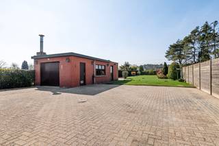 Open bebouwing op een perceel grond van 1.121m². De woning bestaat uit een inkomhal met gastentoilet, een woonkamer en keuken met daarachter...