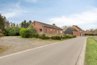 Deze locatie biedt een mooie te renoveren hoeve met gronden.De bijhorende stallen en aanhorigheden worden gezien als niet vergund en volgens...