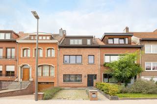 <p>Ruim wonen in Merksem met tuin en terras</p><p> </p><p>Achter de statige gevel van deze woning gaat een verrassend ruime gezinswoning schuil van maar liefst 200 m². Een huis vol licht, comfort en leefruimte – ideaal voor een groot of groeiend gezin.</p><p> </p><p>Locatie met alles binnen handbereik</p><p> </p><p>Deze woning ligt in het hart van Merksem, een levendige wijk met winkels, scholen en horeca vlakbij. Met het openbaar vervoer en de belangrijkste invalswegen om de hoek, ben je in geen tijd in het centrum van Antwerpen of de rest van Vlaanderen. Parkeren? Dat kan vlot in de straat of voor de deur.</p><p> </p><p>Waarom je hier wil wonen</p><p> </p><p><span><span>·</span><span>      </span></span>4 ruime slaapkamers en 2 kleine kamers – elk met overvloedig natuurlijk licht</p><p><span><span>·</span><span>      </span></span>2 moderne badkamers – stijlvol afgewerkt met inloopdouche en toilet en één met ligbad, douche en toilet</p><p><span><span>·</span><span>      </span></span>Open keuken &amp; leefruimte – koken, tafelen en genieten in één geheel</p><p><span><span>·</span><span>      </span></span>Zonnige tuin met terras – onderhoudsvriendelijk, mét tuinhuis voor extra bergruimte</p><p> </p><p>Indeling</p><p> </p><p>Op het gelijkvloers vind je een lichtrijke leefruimte en een open keuken die het hart van de woning vormt – volledig uitgerust en perfect voor culinaire hoogstandjes. Via de grote raampartijen heb je zicht en toegang tot de onderhoudsvriendelijke tuin met terras: een plek om te ontspannen of gasten te ontvangen.</p><p> </p><p>De 4 slaapkamers en 2 kleine kamers zijn verspreid over de verdiepingen en bieden ruimte voor iedereen in het gezin. Twee moderne badkamers maken het wooncomfort compleet.</p><p> </p><p>Bergruimte troef in de kelder.</p><p> </p><p>Ontdek deze woning vandaag nog. Plan je bezoek via sinjoor.be.</p>