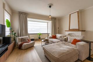 De woning werd reeds gedeeltelijk gerenoveerd en is instapklaar, terwijl er nog ruimte is om de woning verder naar eigen smaak en wensen af te werken. Via de grote inkomhal kom je binnen in de woning. Aan de straatzijde bevindt zich de gezellige leefruimte met eetplaats. Dankzij de mooie lichtinval en de authentieke elementen beschikt deze ruimte over bijzonder veel charme. Verder is er op het gelijkvloers een praktische berging. Aan de achterzijde bevinden zich de keuken, badkamer en toegang tot de kelder. Deze ruimtes kunnen eventueel nog verder aangepakt worden, en bieden daardoor heel wat mogelijkheden om de woning volledig te moderniseren. Voor de verdere renovatiemogelijkheden zijn ook renders beschikbaar, die een beeld geven van hoe de ruimtes bij een renovatie geïntegreerd en afgewerkt kunnen worden. Een absolute troef is de grote, aangename tuin, waar je volop kan genieten van rust en privacy. Daarnaast beschikt de woning over een praktische buitenberging (voor fietsen evt), een wasplaats en een ruime garage die rechtstreeks aansluit op de woning. Op de eerste verdieping bevinden zich twee ruime slaapkamers. Via de vaste trap bereik je vervolgens de zolderkamer, die kan dienen als derde slaapkamer, hobbyruimte of bureau. Een woning met karakter, ruimte en renovatiepotentieel, ideaal voor wie op zoek is naar een instapklare basis en tegelijk de mogelijkheid wil om de woning stap voor stap volledig naar eigen smaak af te werken. Elektriciteit is reeds conform! Geen renovatieplicht (energielabel C). Aarzel niet ons te contacteren voor meer informatie of voor een plekje op de eerste bezoekdag.