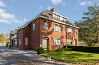 We vinden deze Idyllisch gelegen halfopen bebouwing terug op een riant perceel van maar liefst 81 are! Voor meer informatie...