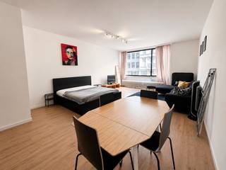 <p><strong>Deze instapklare studio van 55 m² bevindt zich op de gegeerde Plantin en Moretuslei, een centrale ligging met vlotte verbindingen naar het stadscentrum, Berchem Station, openbaar vervoer en belangrijke invalswegen.<br /></strong></p>
<p><strong>INDELING:</strong></p>
<p>De studio beschikt over een ruime leefruimte met veel lichtinval dankzij de grote ramen. De open indeling zorgt voor een aangenaam ruimtegevoel. Er is een aparte keuken met voldoende kastruimte en de nodige toestellen.</p>
<p>De badkamer is voorzien van een douche, lavabo en toilet. De studio is goed onderhouden en onmiddellijk beschikbaar.</p>
<p>Gelegen op een centrale locatie met winkels, supermarkten, openbaar vervoer en het Centraal Station op korte afstand. Ook de belangrijkste invalswegen zijn vlot bereikbaar.</p>
<p><br /><strong>Bijzonderheden:<br /></strong>* Centrale ligging te Antwerpen<br />* Dubbele beglazing, parlofoniesysteem, lift in het gebouw.<br />* Conciërge aanwezig in het gebouw<br />* Uitstekend onderhouden gebouw <br />* AO: 150 euro/ maand (verwarming, water, conciërge, elektriciteit gemeenschappelijke delen, onderhoud,...)<br />* Geen korte termijn verhuur mogelijk.</p>