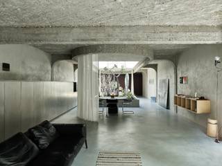 Uniqum - Architectuur tot op haar essentie. Een bijzonder doordacht brutalistisch appartement met tuin op een gegeerde locatie nabij...