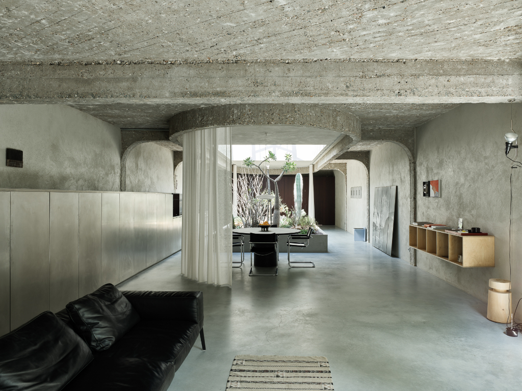 Uniqum - Architectuur tot op haar essentie. Een bijzonder doordacht brutalistisch appartement met tuin op een gegeerde locatie nabij het Sint-Pietersstation. - foto 2