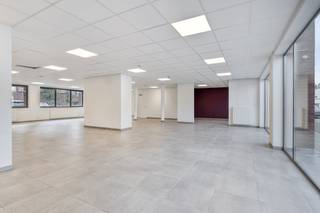 Mooi, ruim, instapklaar en lichtrijk kantoor te koop in Boom.Het gaat om een open kantoorruimte met een moderne kitchenette, twee toiletten en...